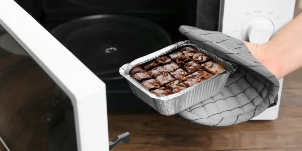 Cómo hacer un brownie en microondas fácil y rápido (en taza)